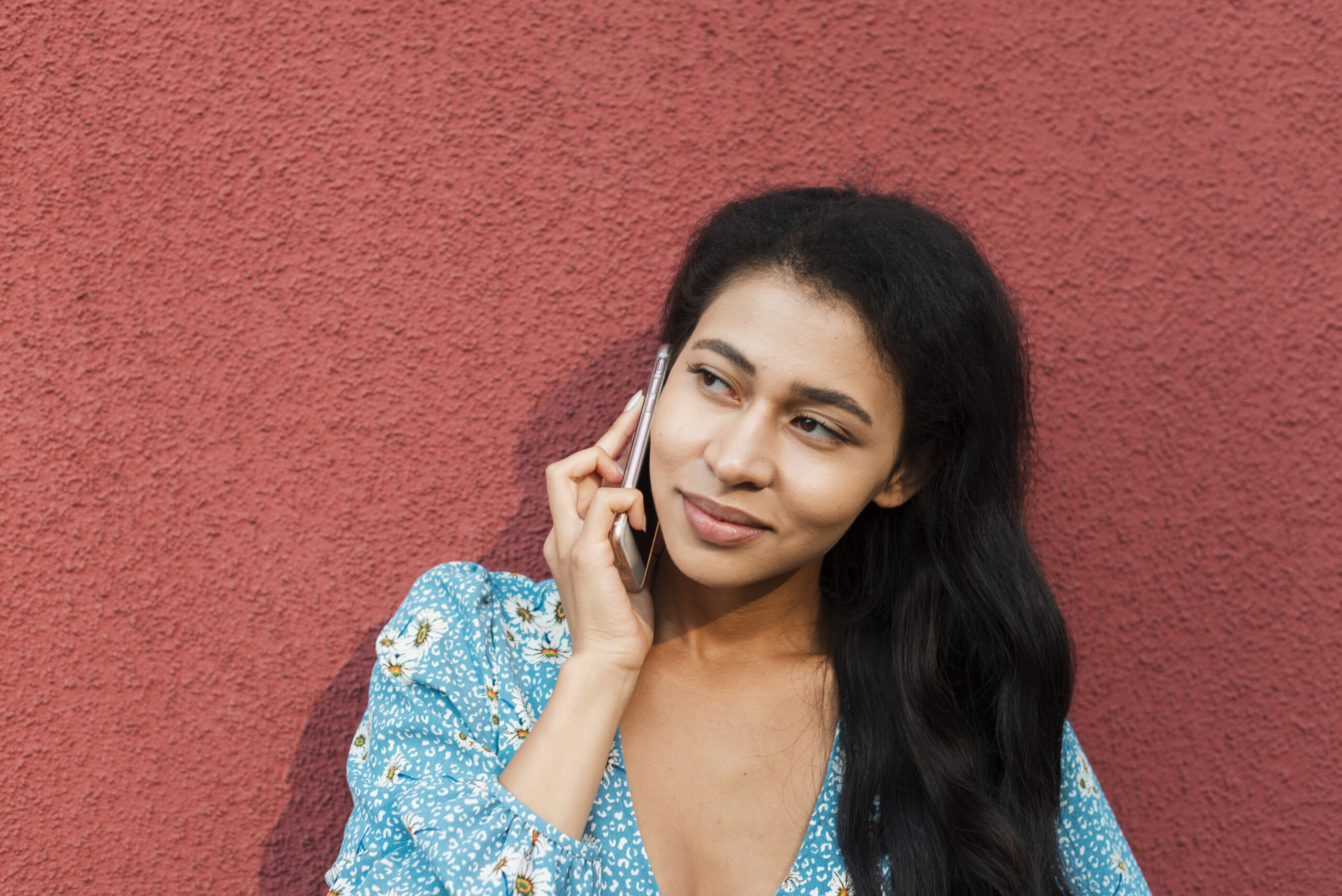 close-up-portrait-woman-using-her-phone close-up-portrait-woman-using-her-phone